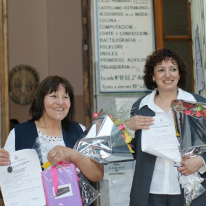 La sra. Gloria saliendo de la Escuela donde terminó la Primaria.