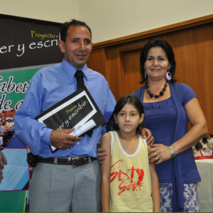 Nelson Manzi junto a su familia en la Entrega de Diplomas